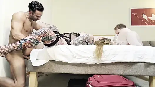 İri güzel çiftler geri çekiliyor.