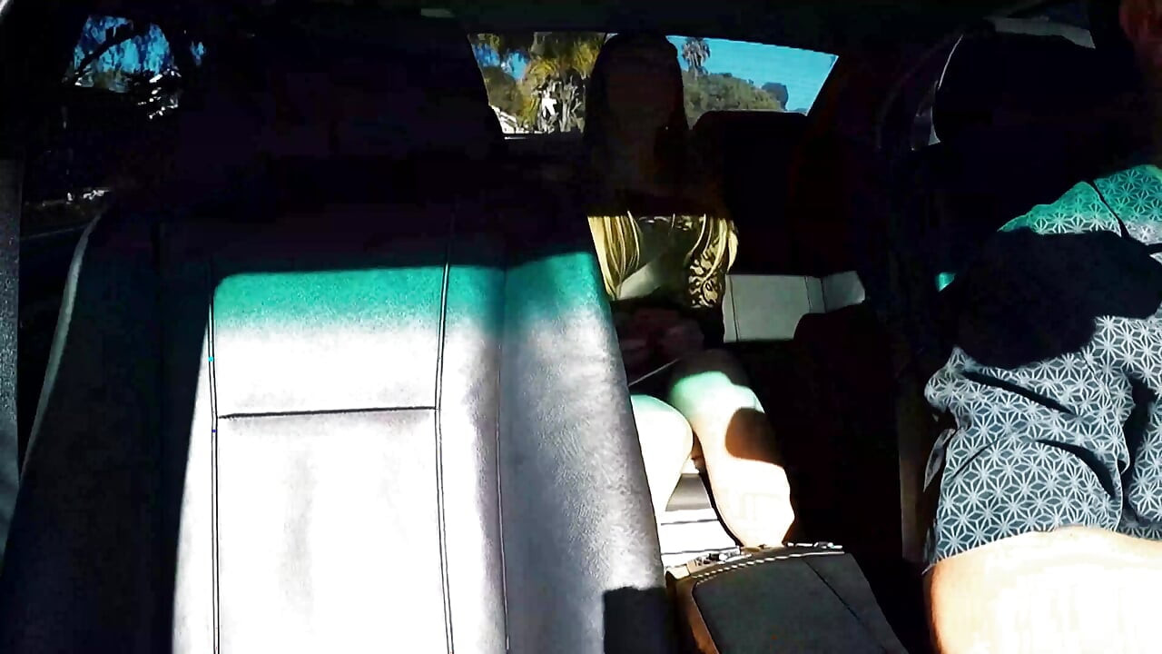 Memek sempit sadie yang dicukur dijilat, di-fingering, dan dientot di luar ruangan