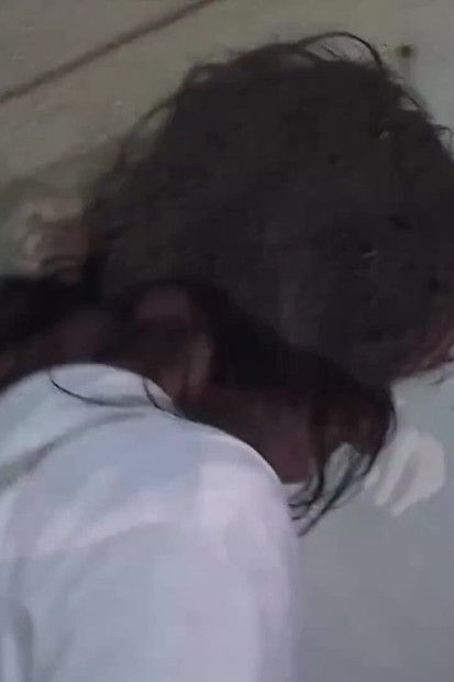 بنات يلعبن مع رجل أكبر سنا كما يردن