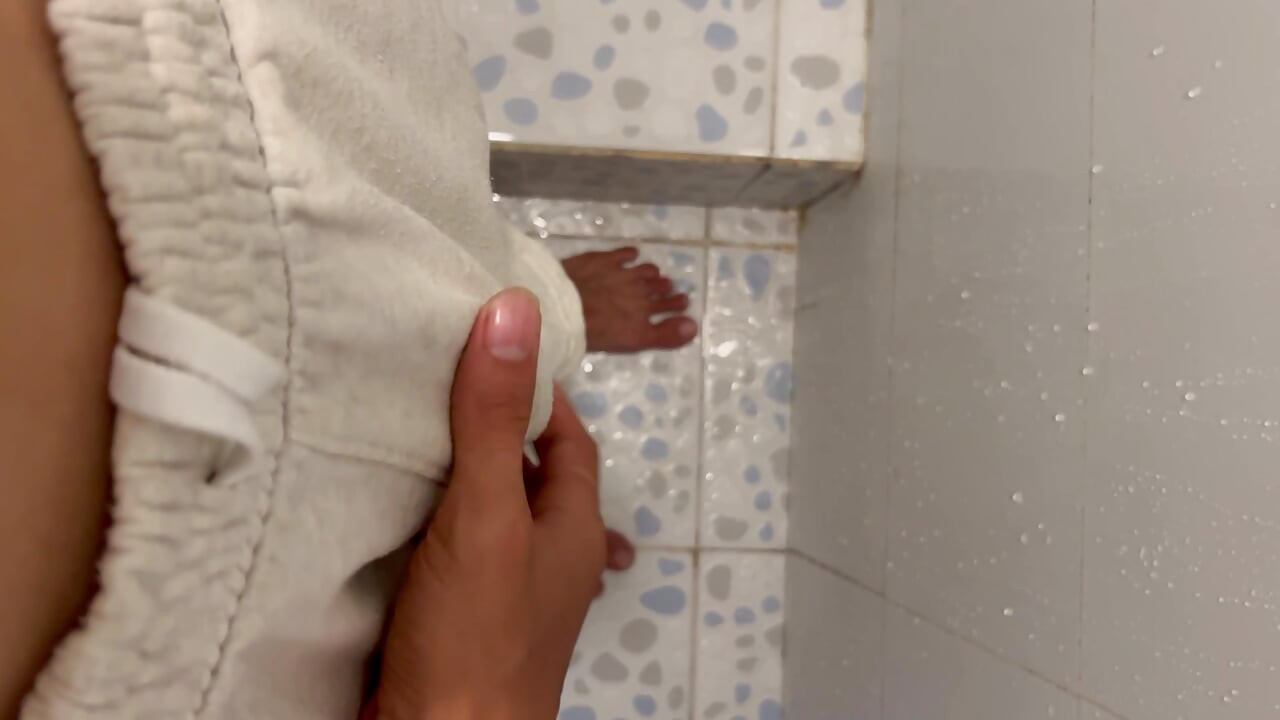 18-godišnji dečko u kupaonici svoje polusestre