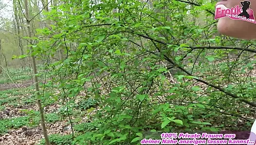 Tante gemuk jerman lagi asik nyepong kontol pria asing di hutan