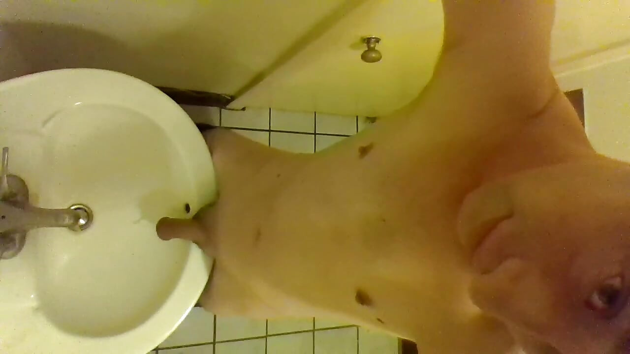 Precumming, Flatulence e Peeing em uma pia