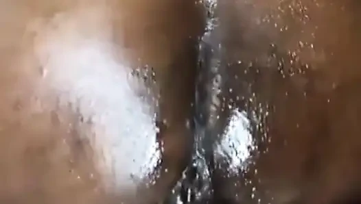 Suga si cewek semok kulit hitam lagi asik muasin memeknya sendirian pakai mainan seks 20 cm