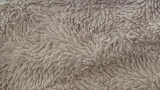 Weiche, perfekte, wunderschöne faltige sohlen deiner stiefschwestern anschleichen, während sie ein nickerchen macht (vorschau)