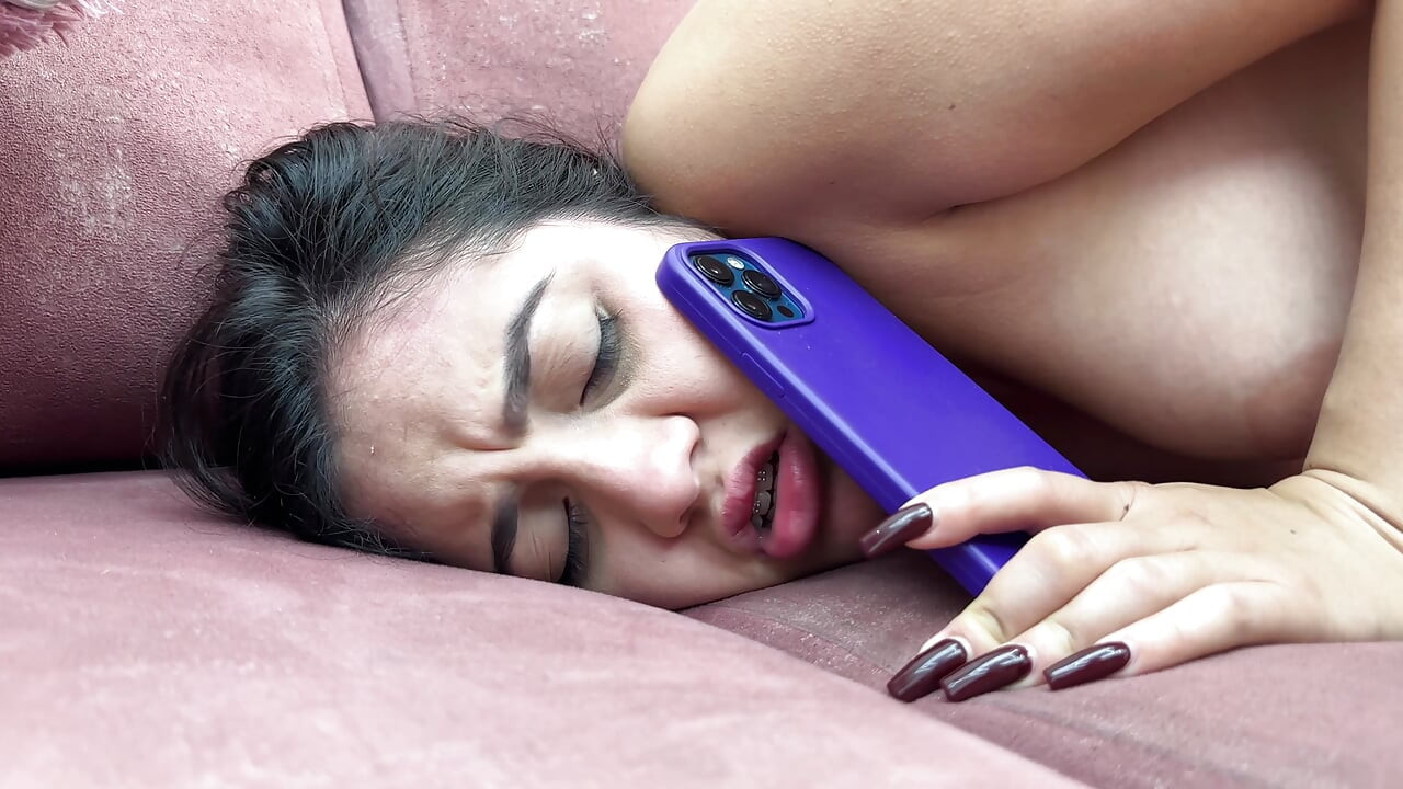 Aku habis-habisan sahabat kecilku waktu dia lagi ngobrol di telpon sama pacarnya. Aku muncrat di memeknya.