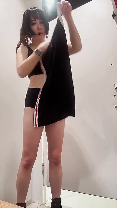 Misstaiwan服装在购物中心购物, 暴露乳房和阴户