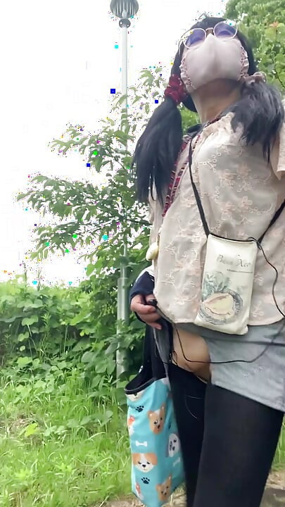 No257 Walking in the Park in Gap-Cut Pants
