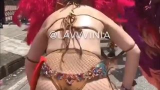 Polonesa puta traindo na dança caribenha no calor