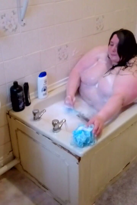 Sbbw probeert een bad te nemen, kan ze passen?
