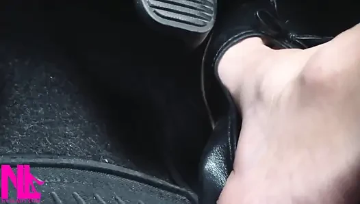 Barefeet'te siyah deri dairelerde canlanıp araba sürüyor