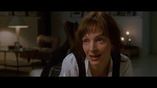 Uma Thurman com os pés da meia-calça