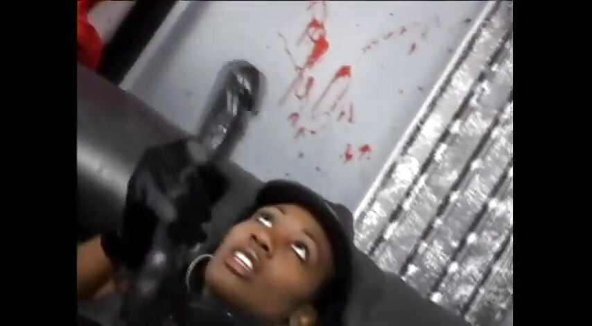 Puan eboni menyebat dan mengongkek hambanya