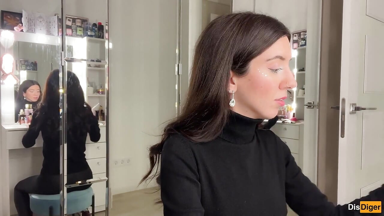 Corrida de maquillaje arruinada en la cara - caminata pública en el abrigo de piel de la calle