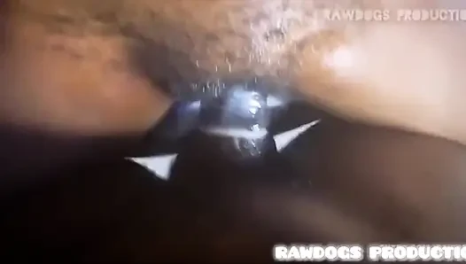 Karanlık odada ateşli tatlı seks