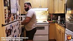 Ayah beruang berkongkek di dapur