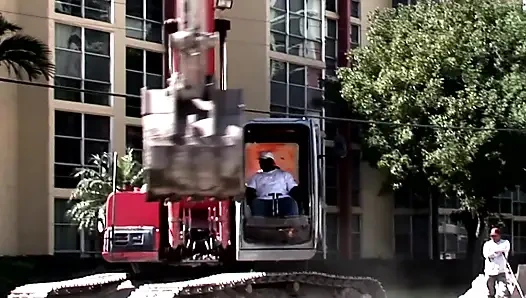 Блондинку-сучку трахает уличная работница