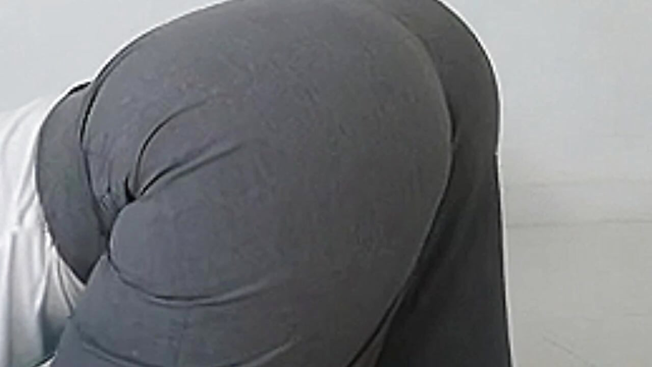Zierliche sekretärin mit dickem arsch neckt in engem bürorock