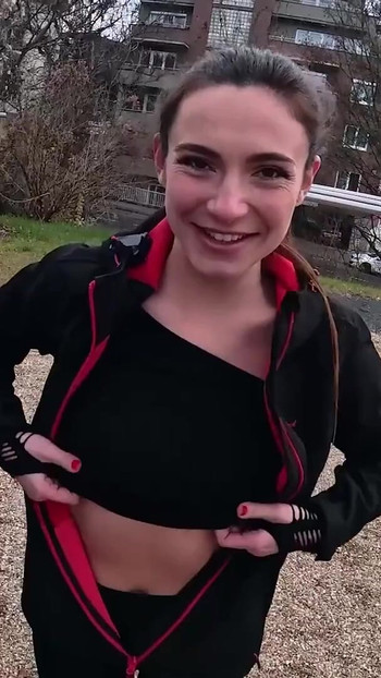 HUNT4K. Si Dia mengoyakkan bingkapnya dan menghisap zakar orang asing di hadapan BFnya untuk yang baru | Klip 1