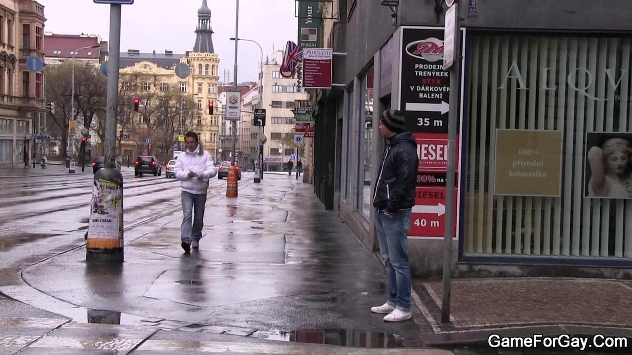 Lo seduce en el sexo anal gay por primera vez