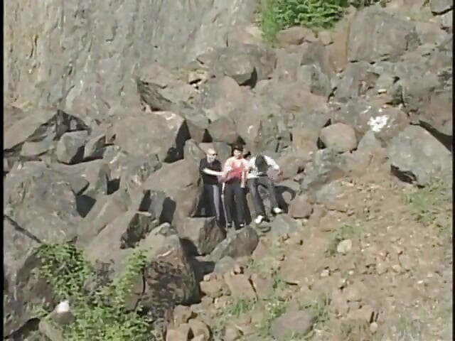 Experimentell bisexuell trekant ger sig ut på ett spermaäventyr i bergen