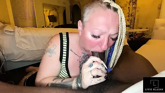 Schottische schlampe lutscht riesigen bbc und nimmt einen schluck