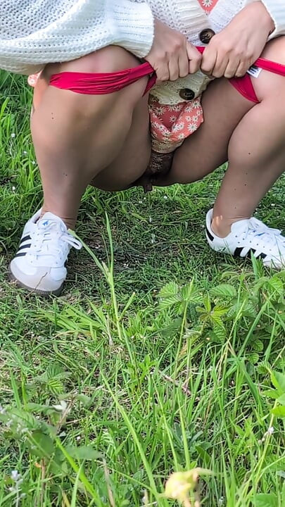 Gorąca żona sika na zewnątrz kompilacja