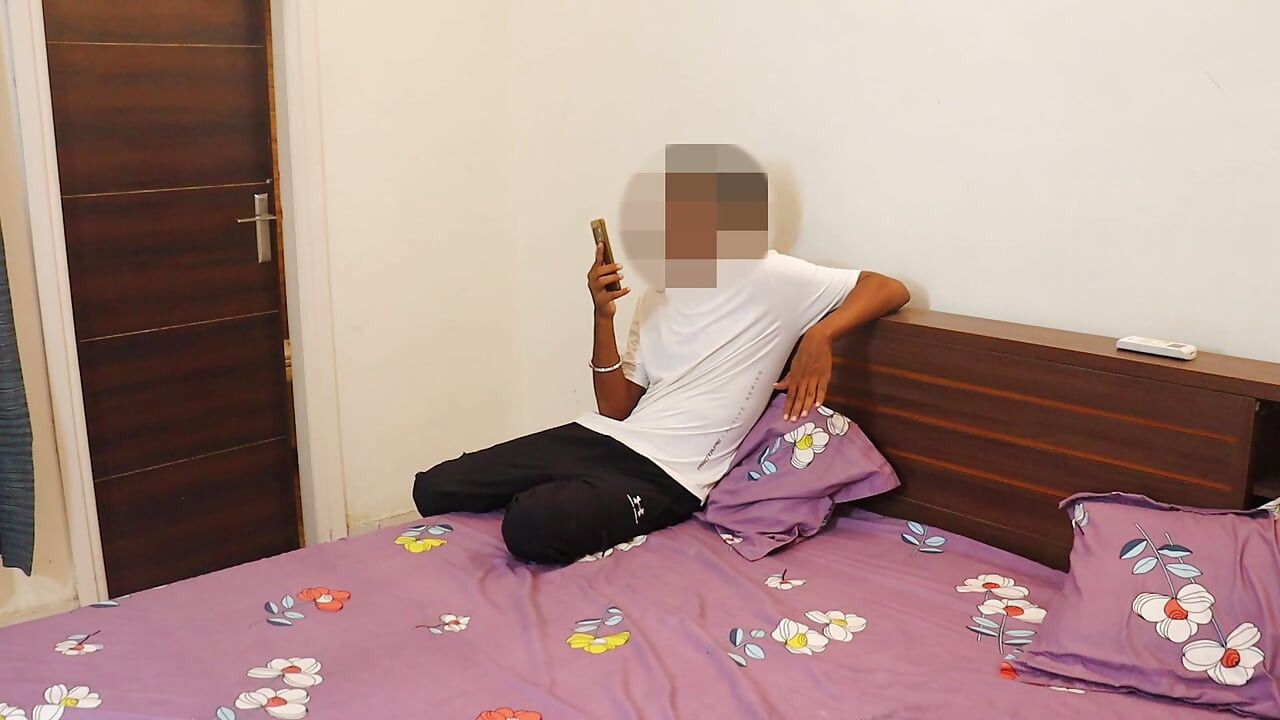 Üvey erkek kardeşim duş alıyor ve büyük yarağı ve anal seksiyle beni sikmeye geliyorum