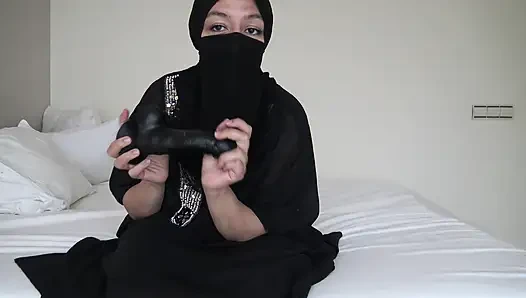 Dubai'deki Arap düşkünü evli kadın büyük siyah istiyor ve yabancılarla seks yapıyor