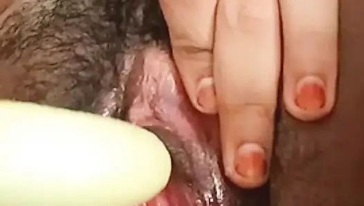 Дези юная студентка мастурбирует с использованием банана пальцами и Carror