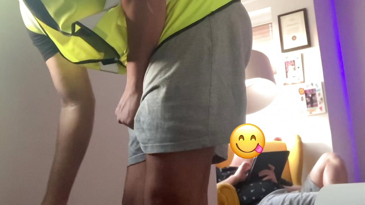 壁を塗っている間に興奮して友達の前でオナニーしました。