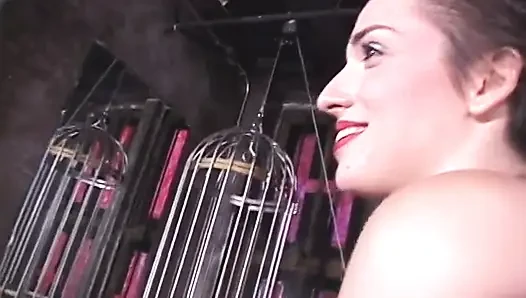 Schau dir hinter die kulissen von versauten BDSM-mädchen in aktion an