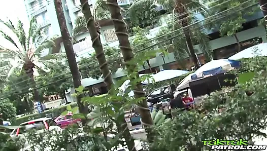 Dünne thailändische asiatin in beide löcher gefickt