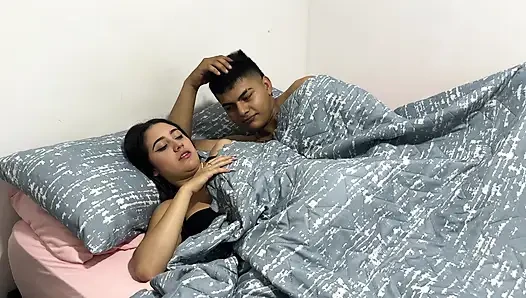 Ich bin mit dem manager im hotelzimmer eingesperrt. Wir konnten dem Drang zum ficken nicht widerstehen, also penetriert er sie.