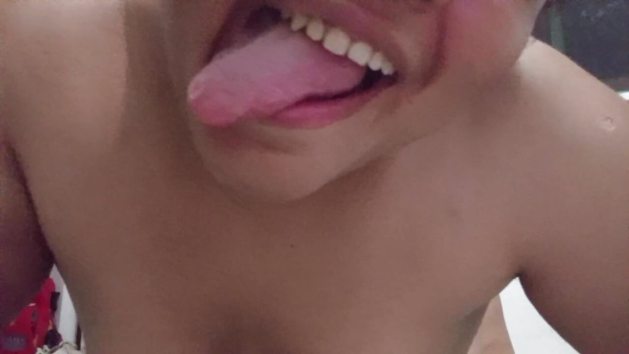 Mamă sexy mexicană dolofană își arată curul și țâțele în bucătărie
