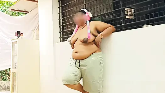 Seksi ve tombul Hintli kız seksi götünü ve göğüslerini gösteriyor