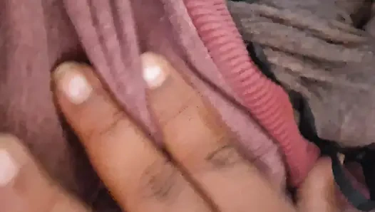 Papaz arkadaşının kocasının yarağını emiyor ve ağzına boşaltıyor.