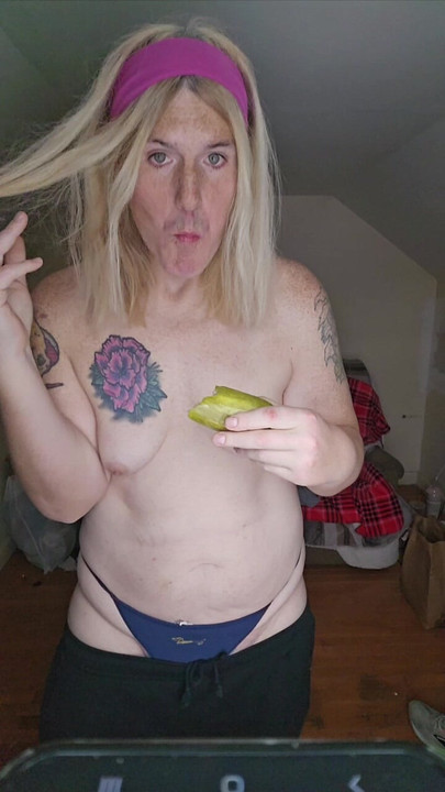 饥渴的变性人女孩吃德利泡菜