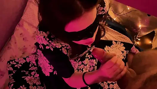 Blowjob tahun baru liburan dari wanita cantik bertopeng dan gaun