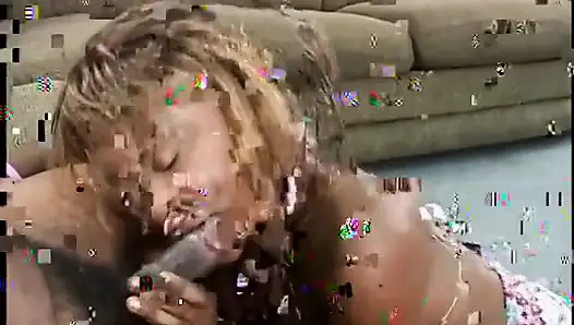 Zenci tanrıça Coco Pink büyük yaraklara biraz salya akıtıyor