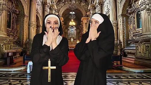 Zwei nonnen verwandeln sich in satanische Hexen und rief Satan an, ihn zu ficken und vollgespritzt zu werden