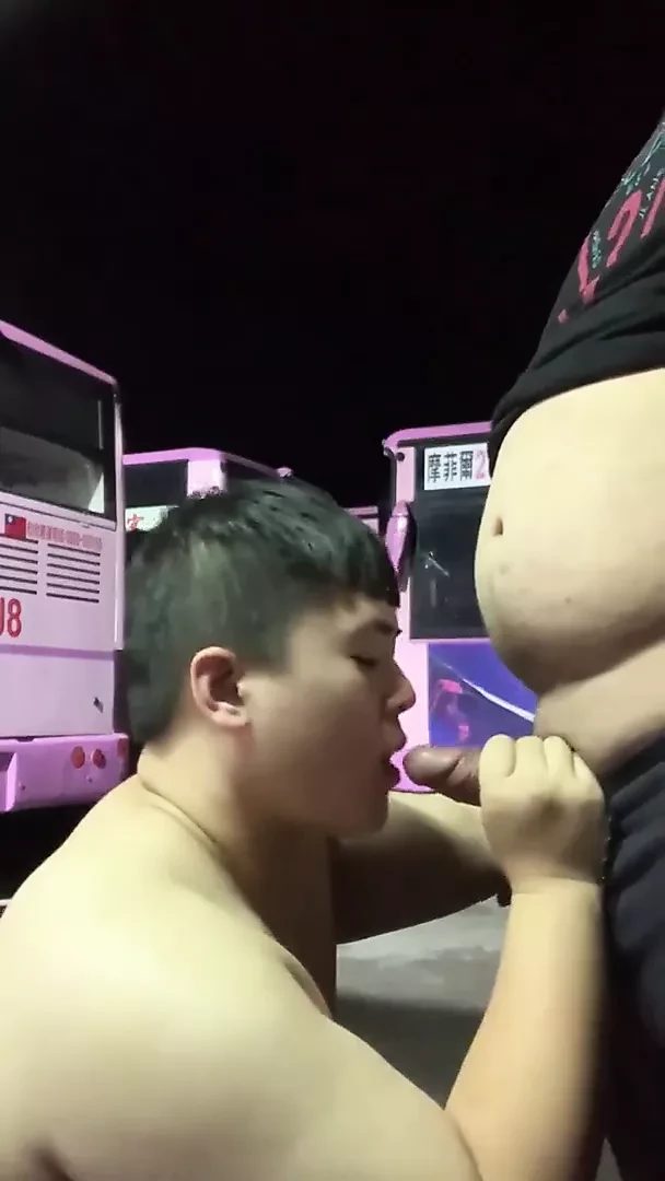 Garoto gordinho chupa um caminhoneiro à noite (29 '')
