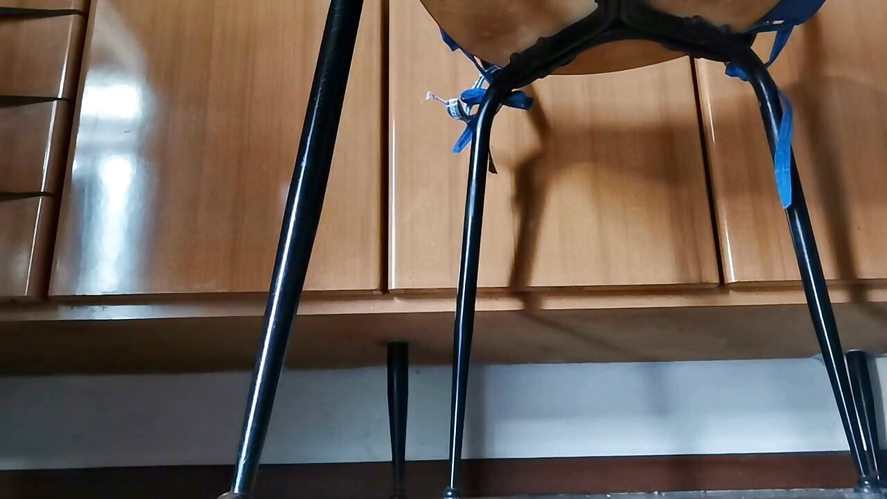 Debaixo Da Mesa POV: Chinelos Brancos E Cam De Pés De Jantar