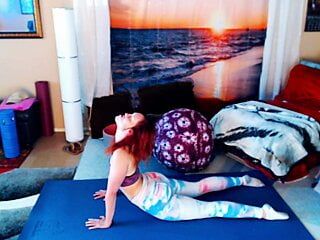 Yoga boll träning. gå med i min faphouse för mer yoga, naken yoga, bakom kulisserna och kryddiga saker