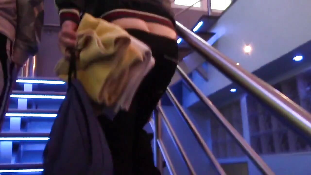 น้ําเงี่ยนไหลเยิ้มในรองเท้าผ้าใบโดยควย xxl สําหรับการแคสต์ fuin