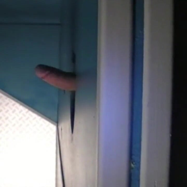 Assan zuigt aan een grote pik in kijkgaten en neukt in toiletten