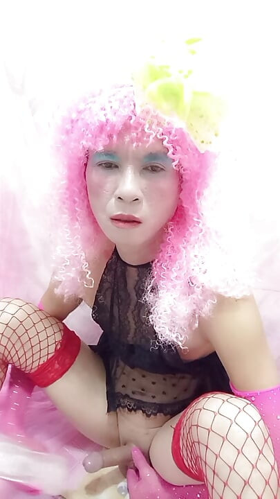 Oanh Le transgenre portant des vêtements sexy queue porno
