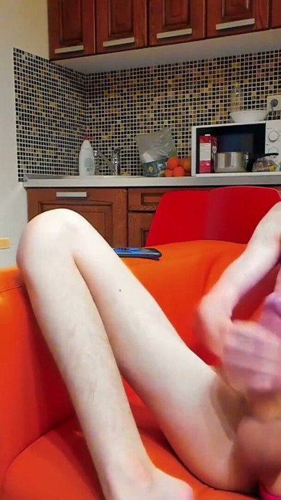 O pulă uriașă ejaculează după ce a urmărit un film porno sexy | Clip 1