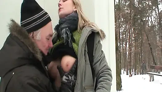 Pirang muda yang cantik meniduri kakeknya di salju