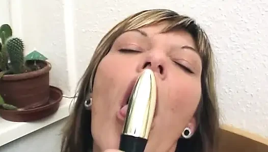 Wanita dewasa rambut pirang lagi asik muasin memek beceknya pakai dildo sampai orgasme