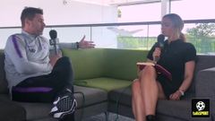 Laura Woods toont sexy benen in interview